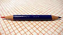 crayon bicolore un côté bleu un côté rouge de marque japonaise.