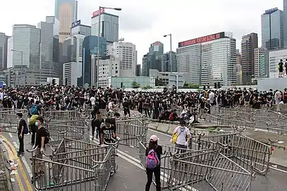 L'occupation du chemin Lung-Wo, devant le conseil législatif vers 14 h.