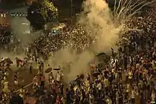 Gaz lacrymogènes contre les manifestants.