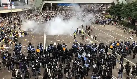 La police envoya du gaz lacrymogène sur les manifestants pacifique du chemin Harcourt, vers 15 h 50.