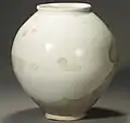 Jarre de lune. Porcelaine blanche, H. 44 cm, D. corps 42 cm. Joseon, XVIIIe siècle. Collection privée, Séoul