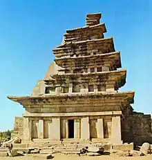 Photographie des ruines d'une pagode en pierre, cinq étages ont encore conservés.