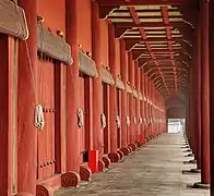 Un corridor dans le Jeongjeon de Jongmyo. Chaque porte ouvre sur un esprit d'ancêtre. Juillet 2013.