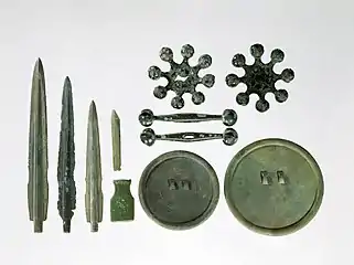 Bronzes de la 2de phase, d'expansion. Site de Daegok-ri (Taegong-ni), Hwasun. Dagues, burin, tête de hache, clochettes (face et profil), miroirs. Musée nat. de Corée