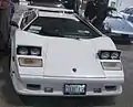 Une Lamborghini Countach avec ses phares en position haute