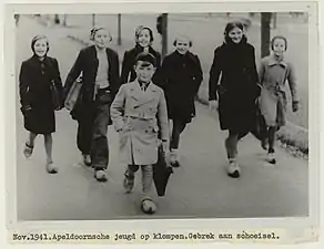Écoliers chaussés de sabots, Apeldoorn, novembre 1941