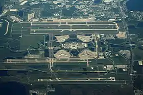 Vue aérienne de l'aéroport en 2012.