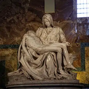 Sculpture en marbre de la Vierge Marie tenant sur ses genoux le corps mort de Jésus-Christ.