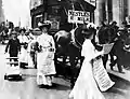 Vente du journal sur Fleet Street à London, en 1908.