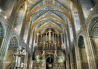 Le plafond de la nef et l'orgue.