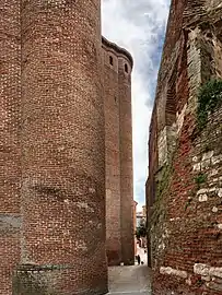 Ruelle longeant la tour Saint-Michel du Palais de la Berbie