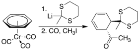Substitution nucléophile par un organolithien 1,3-dithiane sur du (benzène)chrome tricarbonyle suivie d'une carbonylation et d'une méthylation pour donner un produit trans.