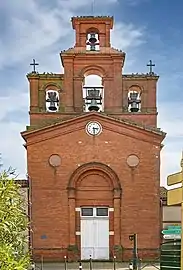 Façade  et clocher en peigne de L'église Sainte-Foy.