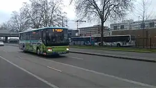 Le S 415 UL n°H261 (en pelliculage spécial Bus 5 un trajet simplifié) sur la ligne 5 à Montigny-le-Bretonneux.