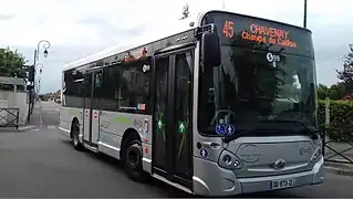 Heuliez GX 137 n°S99 du réseau Plaine de Versailles sur la ligne 45 aux Clayes-sous-Bois.