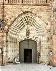 Portail du XIVe siècle avec dans le tympan une statue de St Francois