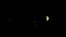 Jupiter et ses plus grosses lunes prises par JunoCam le 28 juin 2016 à environ 6,8 millions de km quelques jours avant la mise en orbite.
