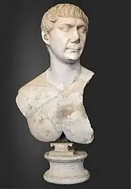 Buste de Trajan type dit 'du sacrifice'.