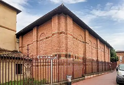 Le gymnase Saint-Sernin vu à l'angle de la rue de la Chaîne.