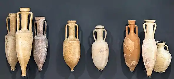 Photographie montrant des amphores romaines dans un musée. Elles ont été trouvées près de Toulouse.