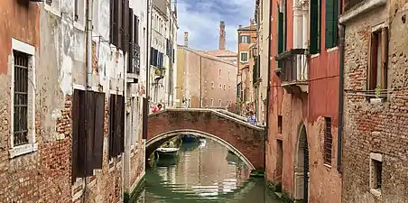 le Ponte Lombardo entre Fondamenta de la Toleta et la Calle et Sotoportego de San Barnaba