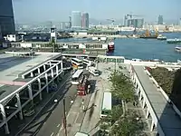 Vue sur la mer depuis le bloc supérieur en décembre 2005 avec l'embarcadère de ferries d'Edinburgh Place (en).