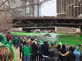À Chicago, le jour de la fête de la Saint-Patrick, la rivière Chicago est teinte en vert depuis 1962(en) Karen Farrington, Nick Constable, St. Patrick's Day: A Celebration, Book Sales, 1998, p. 88..