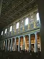 Nef de la basilique Sainte-Marie-Majeure de Rome avec colonnes ioniques des Ve et VIe siècles soutenant un plafond à caissons Renaissance.