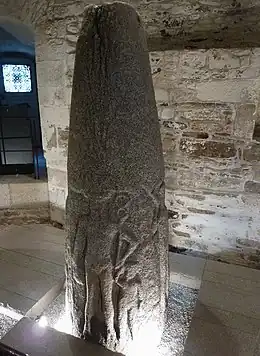 Plobannalec-Lesconil : Stèle de Kervadol, du second âge du Fer, avec des bas-reliefs de l’époque gallo-romaine représentant cinq divinités.