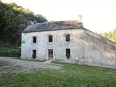 Le Moulin Blanc, sur la rive droite de l'Isole (en cours de restauration).