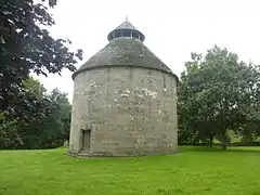 Plomelin : manoir de Lestremeur, le pigeonnier 1.