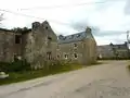 Maisons en granite en partie abandonnées dans le village de Kermaria.