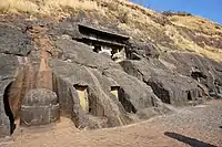 Vue générale, avec le haut des colonnes d'entrée du chaitya visible, et le petit stupa extérieur