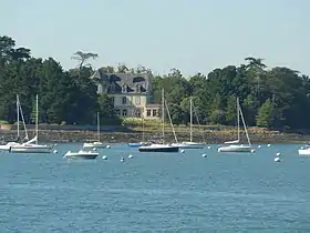 Le château de Pen-ar-Hoat sur l'île Chevalier vu de l'Île-Tudy.