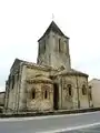 Le chevet de l'église romane Saint-Pierre.