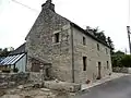 Maison en granite et son puits dans le village de Kermaria.