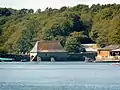 Le moulin à marée du Hénan (en Névez) vu depuis le fleuve Aven ; à droite de la photographie une installation ostréicole.