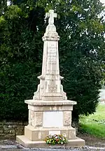 Le monument aux morts de La Trinité-Langonnet.