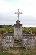 La croix de la Croix-de-Bouteilles est une croix en fonte ajourée entourée d'un muret