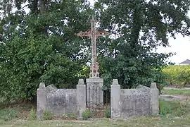 La croix de l'Armaisse est une croix en fonte ajourée entourée d'un muret