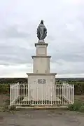 Le monument des Cossardières marquant le cinquantième anniversairede la paroisse est une statue de la Vierge en fonte posée sur un socle à trois étages entouré d'une grille