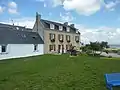 Île-Tudy : la « maison de la Pointe », servant de lieu d'exposition, à la pointe de la presqu'île.