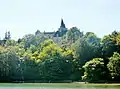 Le château du Hénan (en Névez) vu du fleuve côtier Aven.