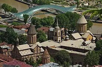 Pont de la Paix de Tbilissi à l’arrière-plan.