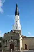 Ars-en-Ré. Clocher de l'église Saint Étienne, peint en noir et blanc, qui sert d'amer pour les navigateurs.