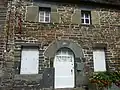 Bourg de Gouarec : façade d'une maison en schiste.