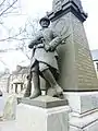 Détail de la statue du monument aux morts : l'aigle allemand qui se trouvait au pied du soldat français a été détruit par les Allemands pendant la Seconde Guerre mondiale.