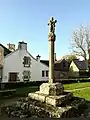 Le calvaire près de l'église Saint-Cuffan : vue d'ensemble.