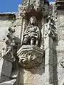 Saint-Jean-du-Doigt : arc de triomphe, pilier de gauche, statue de Saint-Roch, en bois, très abîmée.