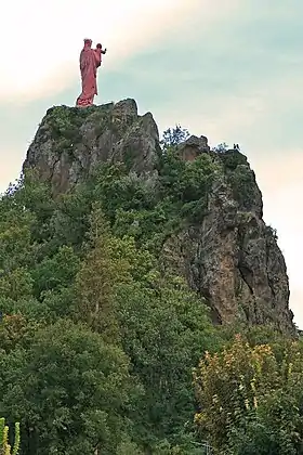 Statue de Notre-Dame de France au sommet.